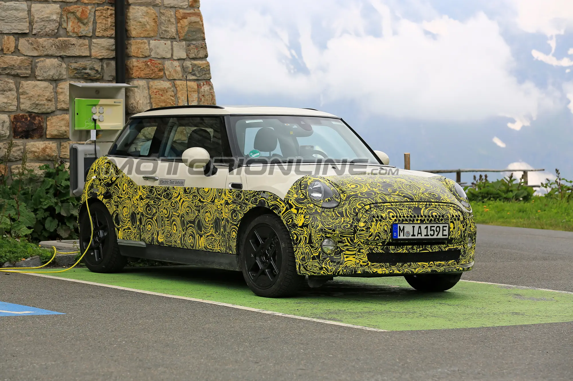 MINI Cooper E elettrica foto spia 13 luglio 2018 - 2