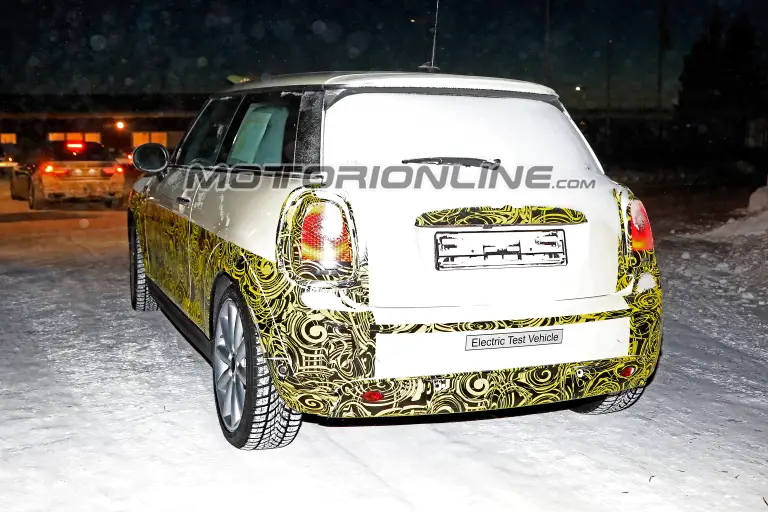 MINI Cooper E foto spia 24 gennaio 2018 - 10