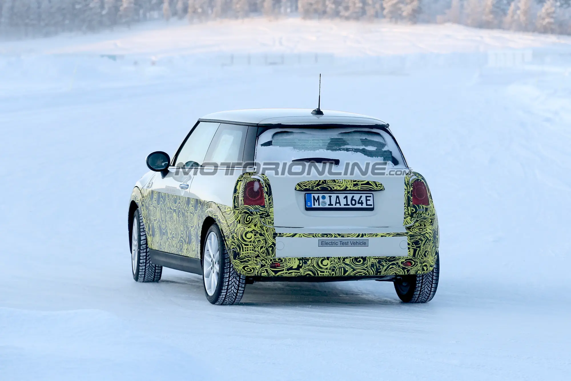 MINI Cooper S E foto spia 5 marzo 2018 - 7