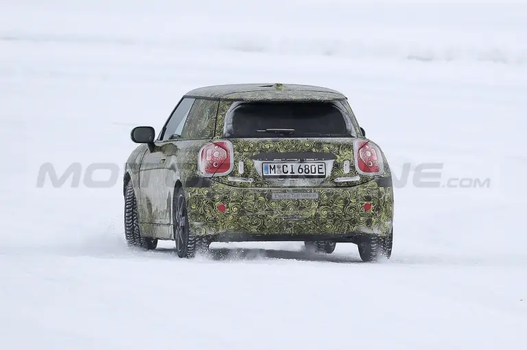 Mini Cooper SE 2023 - Foto Spia 09-02-2022 - 4