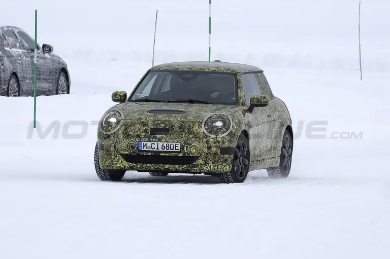 Mini Cooper SE 2023 - Foto Spia 09-02-2022 - 7