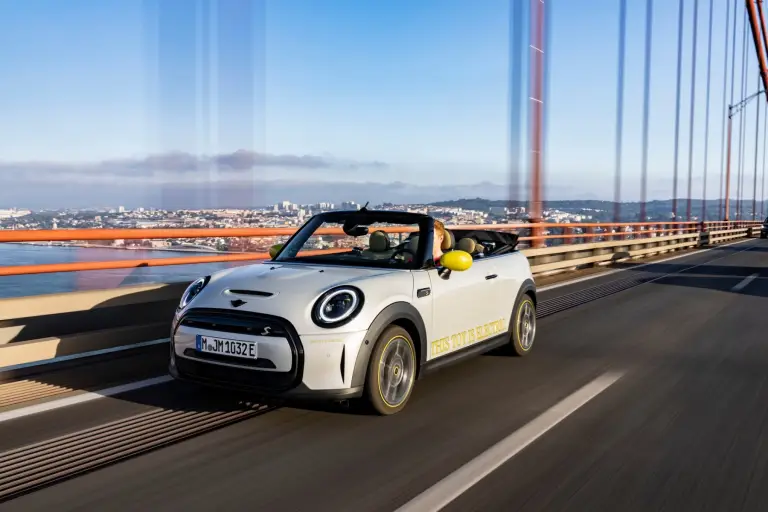 Mini Cooper SE Convertible - 16