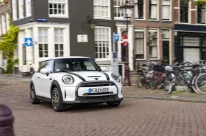 Mini Cooper SE Resolute Edition Nanuq White - Foto