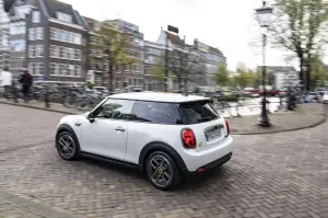 Mini Cooper SE Resolute Edition Nanuq White - Foto