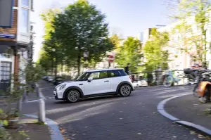 Mini Cooper SE Resolute Edition Nanuq White - Foto