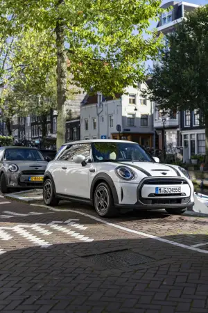 Mini Cooper SE Resolute Edition Nanuq White - Foto - 25