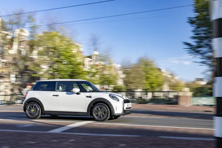 Mini Cooper SE Resolute Edition Nanuq White - Foto - 23