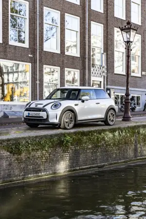 Mini Cooper SE Resolute Edition Nanuq White - Foto