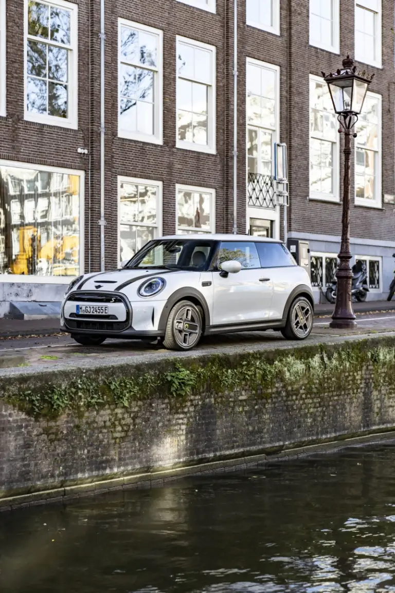 Mini Cooper SE Resolute Edition Nanuq White - Foto - 22