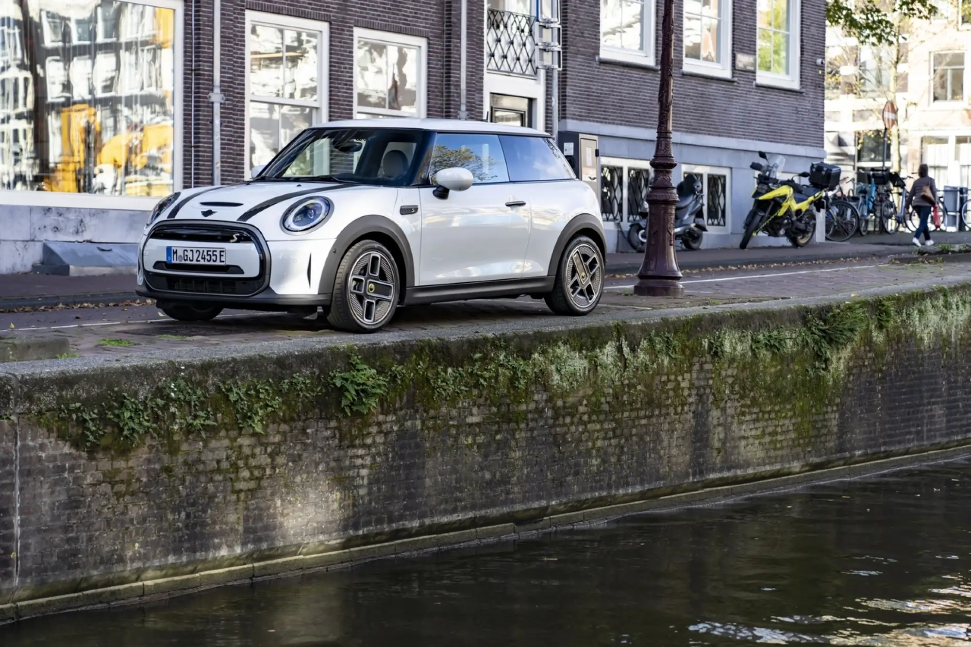 Mini Cooper SE Resolute Edition Nanuq White - Foto - 24