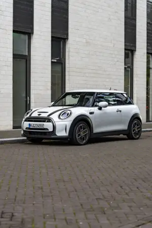 Mini Cooper SE Resolute Edition Nanuq White - Foto