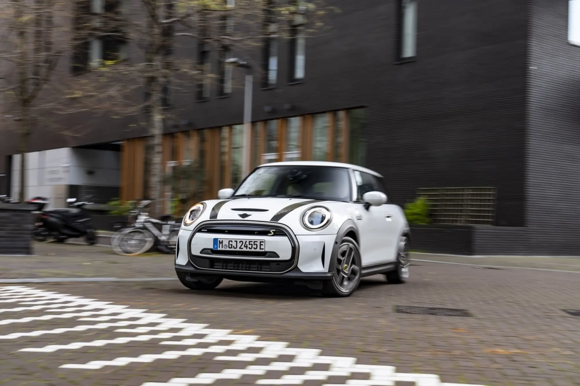 Mini Cooper SE Resolute Edition Nanuq White - Foto - 2