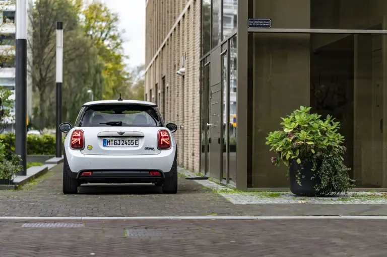 Mini Cooper SE Resolute Edition Nanuq White - Foto - 35