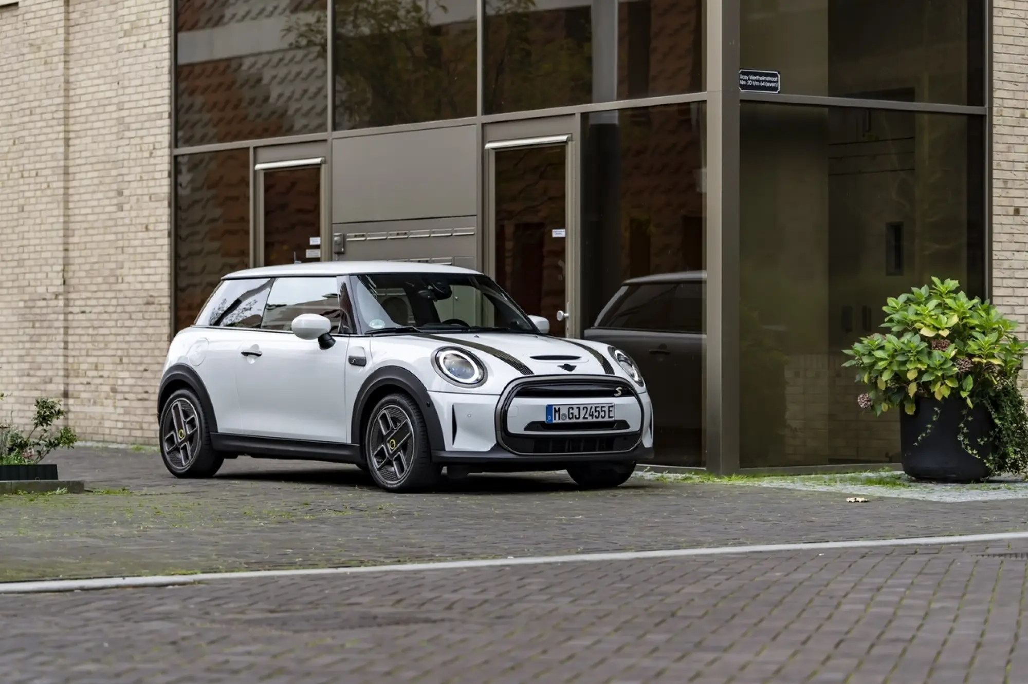 Mini Cooper SE Resolute Edition Nanuq White - Foto - 34