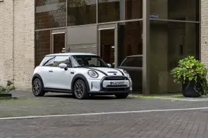 Mini Cooper SE Resolute Edition Nanuq White - Foto