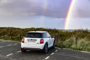 Mini Cooper SE Resolute Edition Nanuq White - Foto