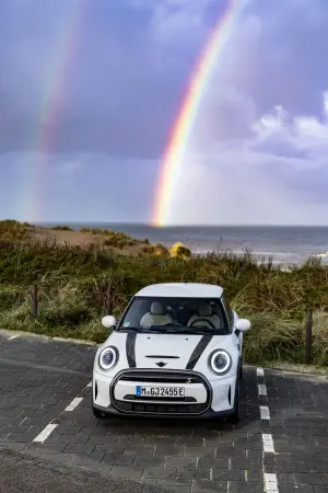 Mini Cooper SE Resolute Edition Nanuq White - Foto