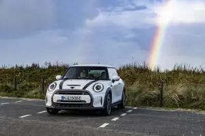 Mini Cooper SE Resolute Edition Nanuq White - Foto