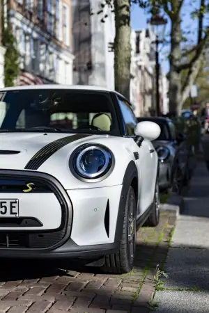 Mini Cooper SE Resolute Edition Nanuq White - Foto