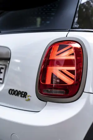 Mini Cooper SE Resolute Edition Nanuq White - Foto