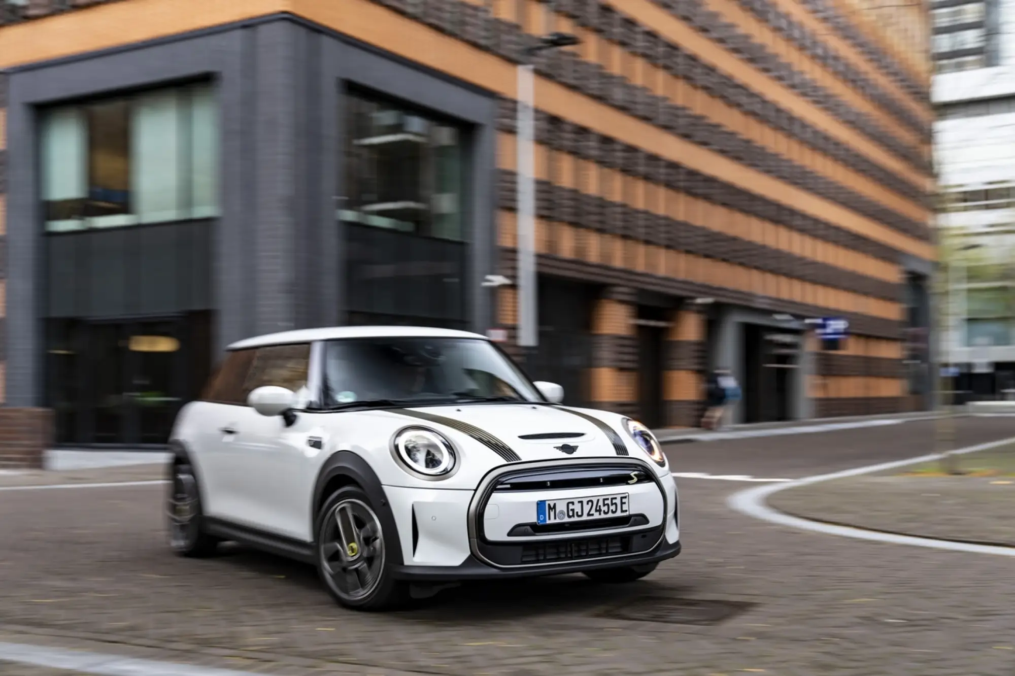 Mini Cooper SE Resolute Edition Nanuq White - Foto - 12