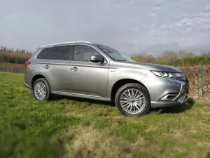 Mitsubishi Outlander PHEV 2019 - Test Drive in Anteprima  - 12