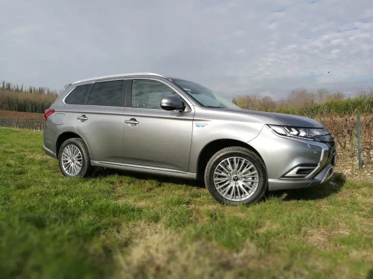 Mitsubishi Outlander PHEV 2019 - Test Drive in Anteprima  - 12