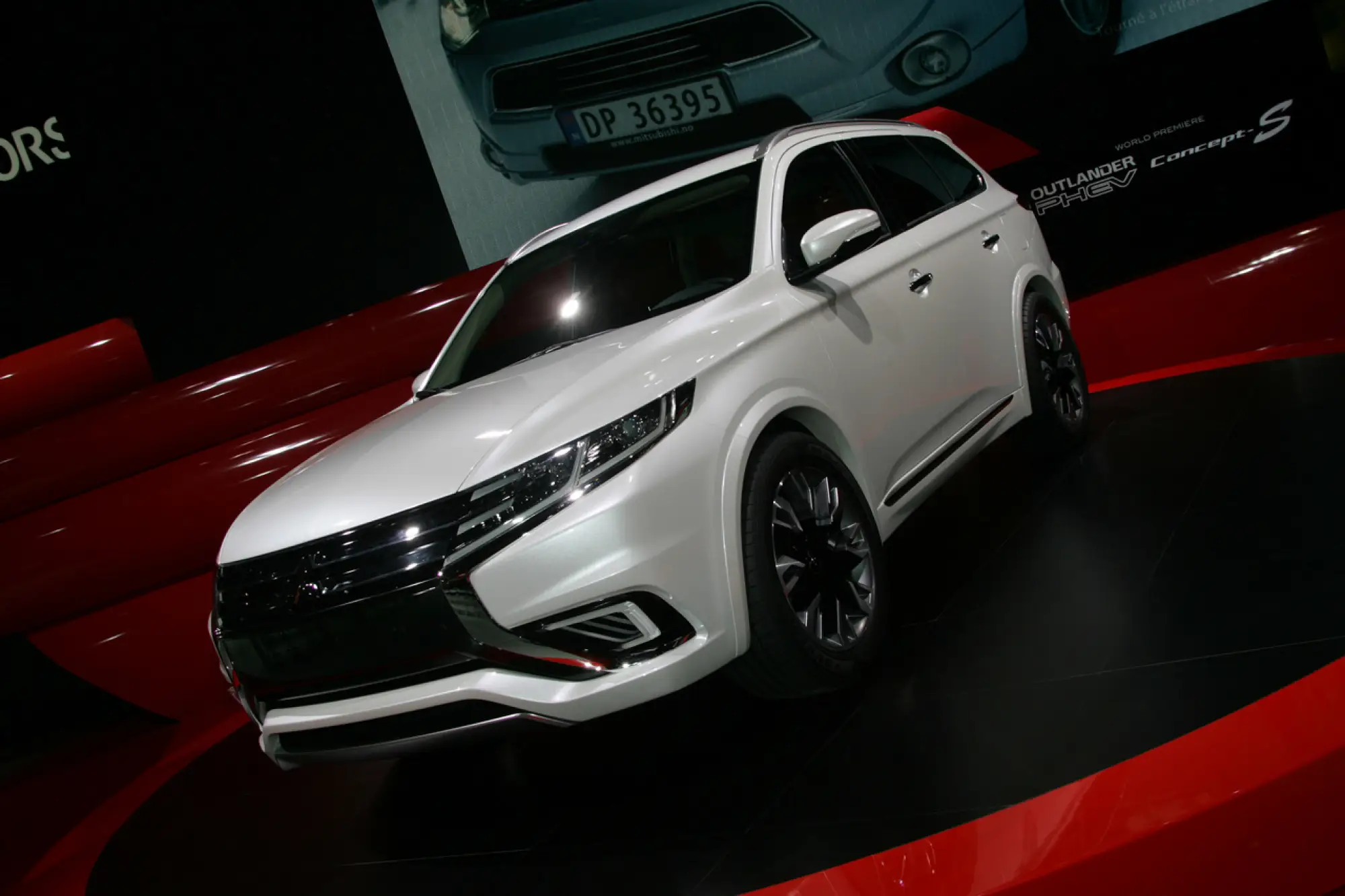 Mitsubishi Outlander PHEV Concept-S - Salone di Parigi 2014 - 8