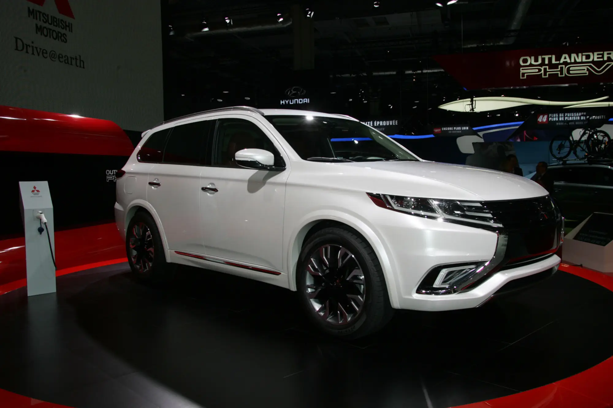 Mitsubishi Outlander PHEV Concept-S - Salone di Parigi 2014 - 13