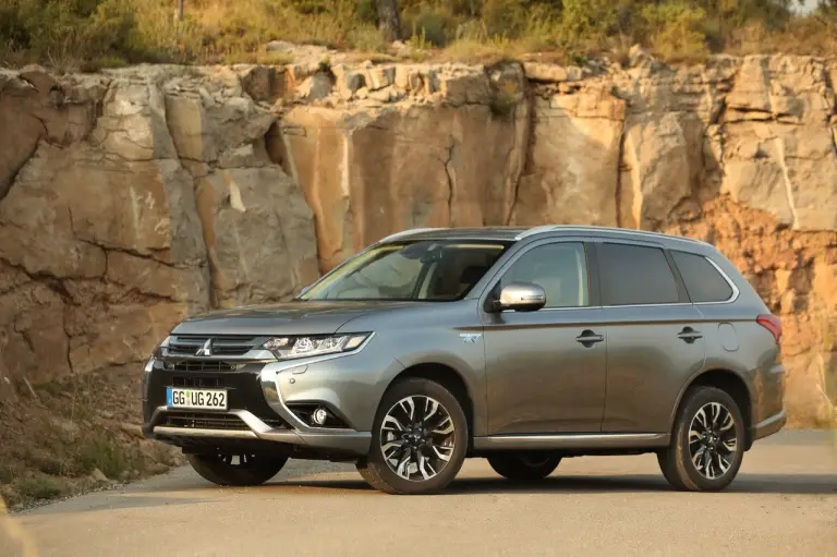 Mitsubishi Outlander PHEV MY 2016 - 2