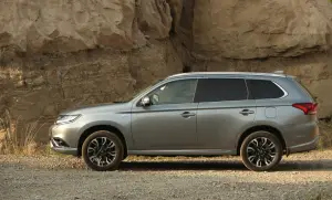 Mitsubishi Outlander PHEV MY 2016 - 3