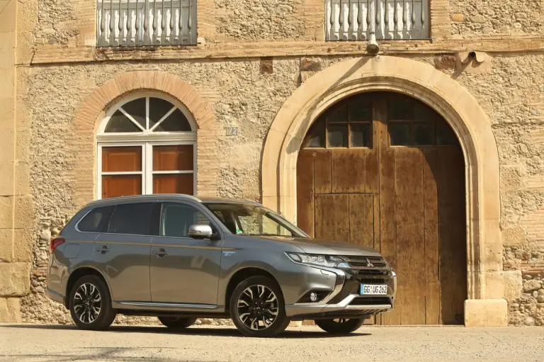 Mitsubishi Outlander PHEV MY 2016 - 7