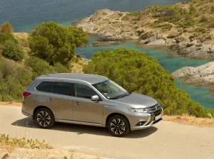 Mitsubishi Outlander PHEV MY 2016 - 10