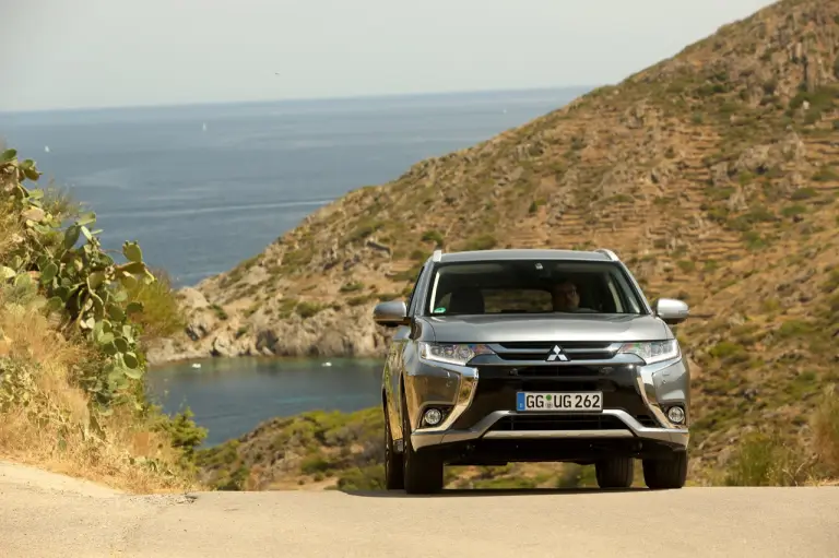 Mitsubishi Outlander PHEV MY 2016 - 12