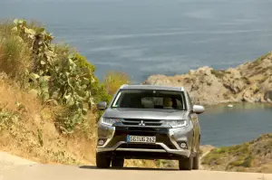 Mitsubishi Outlander PHEV MY 2016 - 13