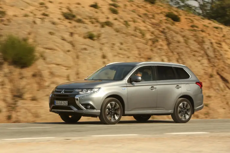 Mitsubishi Outlander PHEV MY 2016 - 15