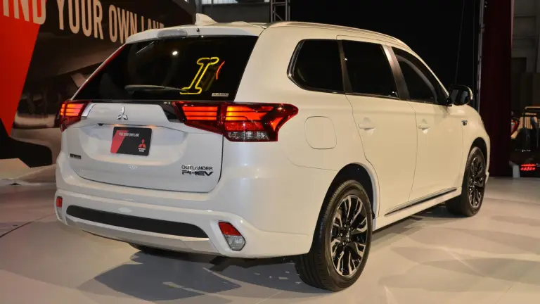 Mitsubishi Outlander PHEV MY 2017 - 13