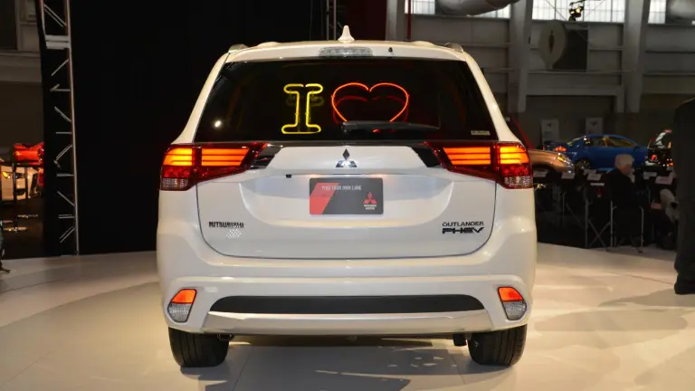 Mitsubishi Outlander PHEV MY 2017 - 14