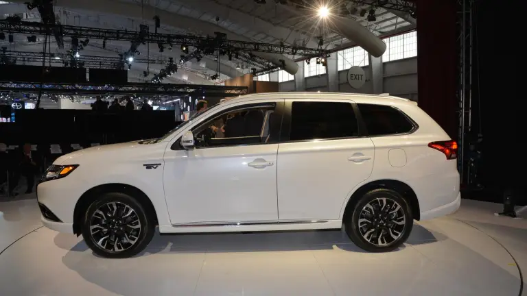 Mitsubishi Outlander PHEV MY 2017 - 4