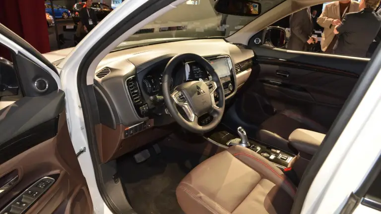 Mitsubishi Outlander PHEV MY 2017 - 6