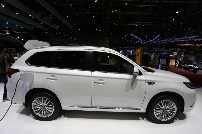 Mitsubishi Outlander Phev - Salone di Ginevra 2018 - 4