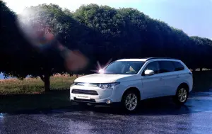 Mitsubishi Outlander - 32