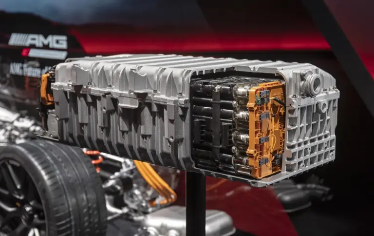 Motori V8 e 4 cilindri AMG E-Performance - Focus sulla meccanica  - 11