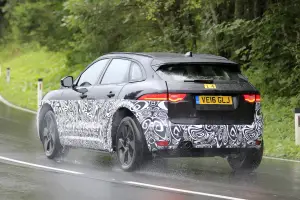 Muletto Jaguar J-Pace foto spia 9 settembre 2016