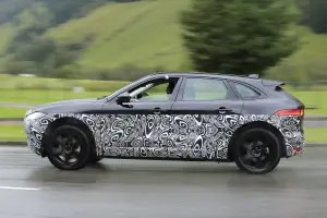 Muletto Jaguar J-Pace foto spia 9 settembre 2016