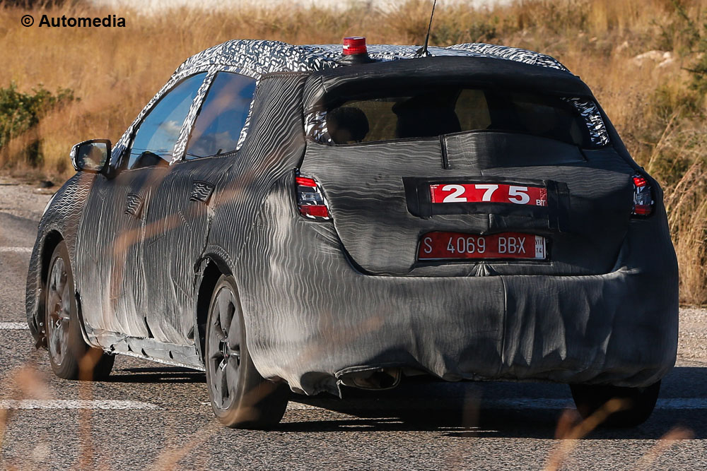 Nissan Almera 2014 - Foto spia 25-11-2013