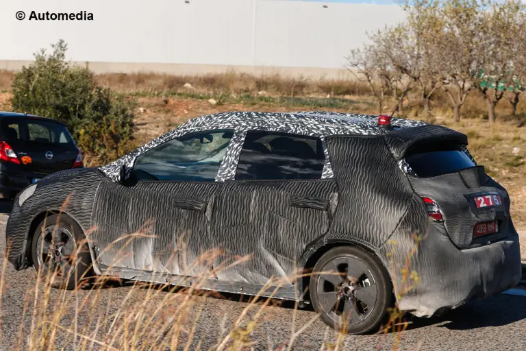 Nissan Almera 2014 - Foto spia 25-11-2013 - 4