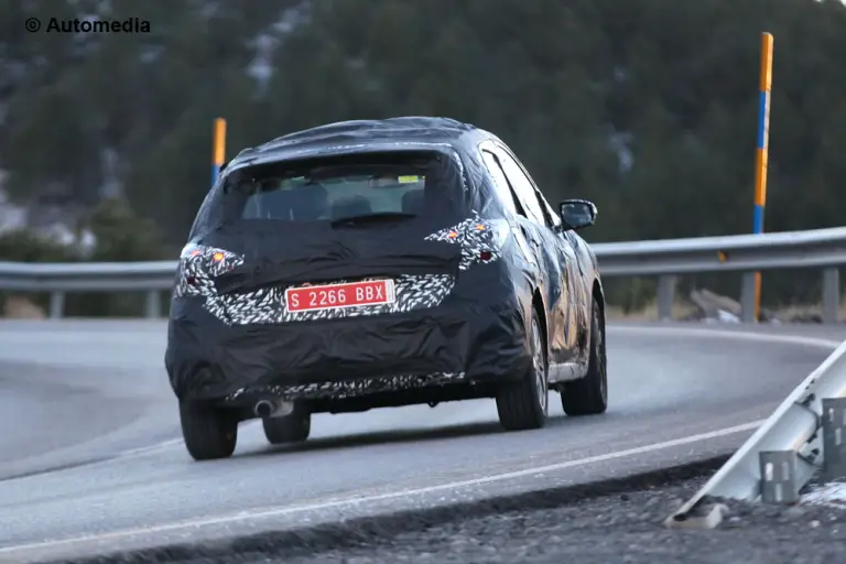 Nissan Almera 2015 - Foto spia 10-02-2014 - 7