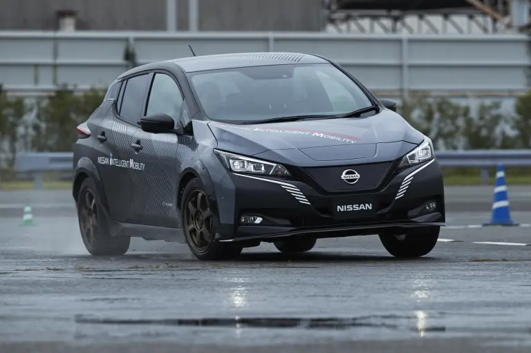 Nissan - Concept elettrico All-Wheel Control - 9