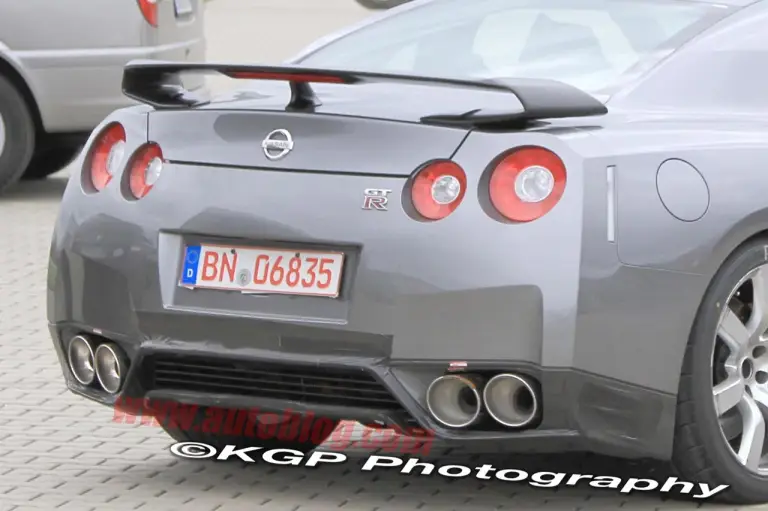 Nissan GT-R 2011 - 9